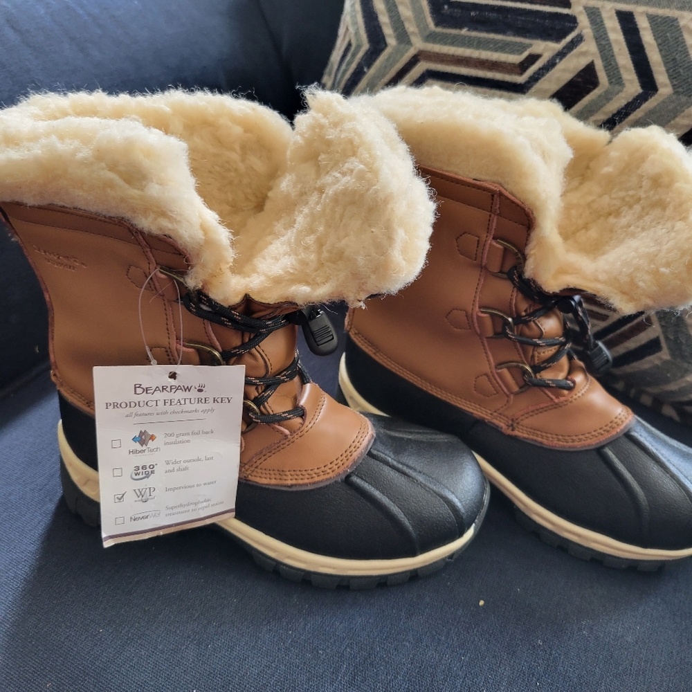 BEARPAW Winter Insulated Boots. Never worn Size 2Y Children's winter boots